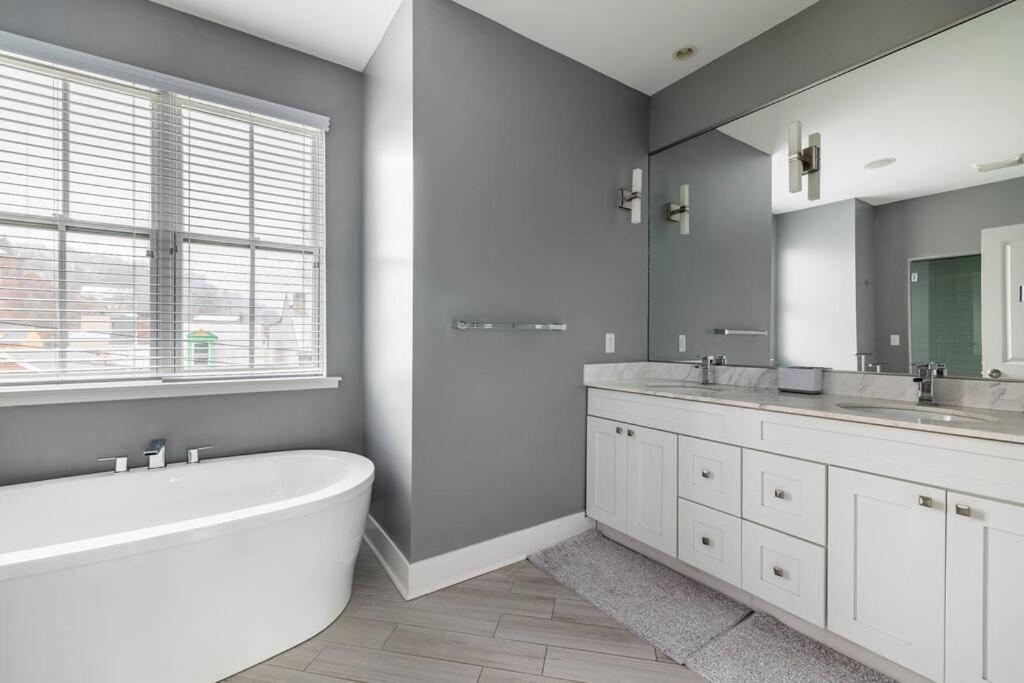 4 Bedroom 3 Bath Sleeps 10 Pet Friendly Private Backyard, 2 Car Garage, City Views, Close To All Stadiums And Casino Pittsburgh Exteriér fotografie